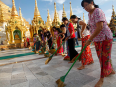 Quét chùa Shwedagon tích công đức
